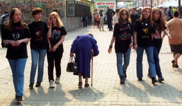 Удивительные снимки русских девушек 1990-х годов С миру по нитке