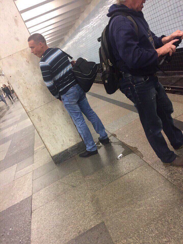 Занял место парня. Молодой человек справил нужду. Пацан в метро. Мужчина справил нужду в метро.