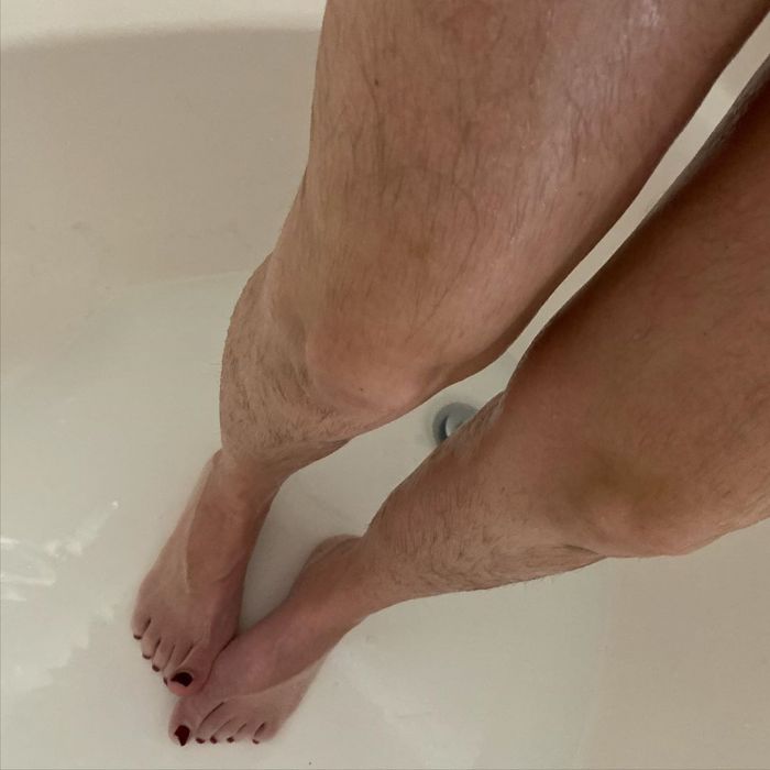 Как бреют ноги в бразилии