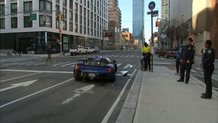 Блогер в неадекватном состоянии разбил новый суперкар на пустой улице в Нью-Йорке Авто/Мото