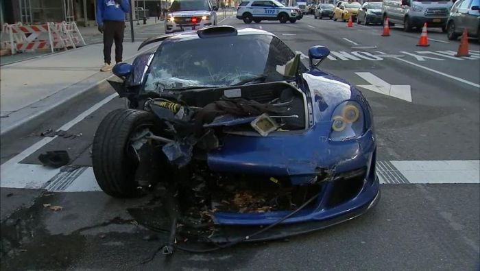 Блогер в неадекватном состоянии разбил новый суперкар на пустой улице в Нью-Йорке Авто/Мото