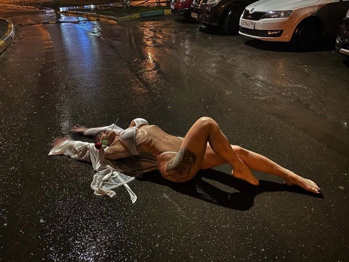 Московская секс-бомба Виктория Лискова развлекается во время карантина Много девушек (+18)
