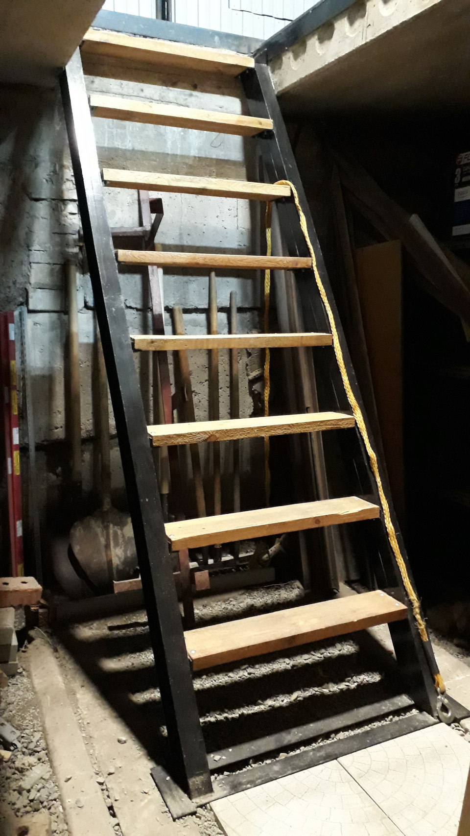 Металлическая лестница в погреб или подвал