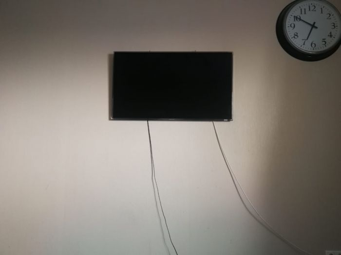 Телевизор без кронштейна на цепях на стену Как это сделано