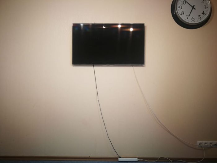 Телевизор без кронштейна на цепях на стену Как это сделано