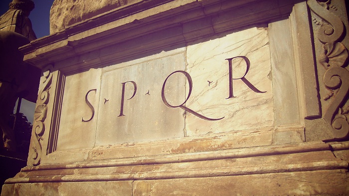 Почему у древних римлян везде красовалась аббревиатура «S.P.Q.R.» С миру по нитке