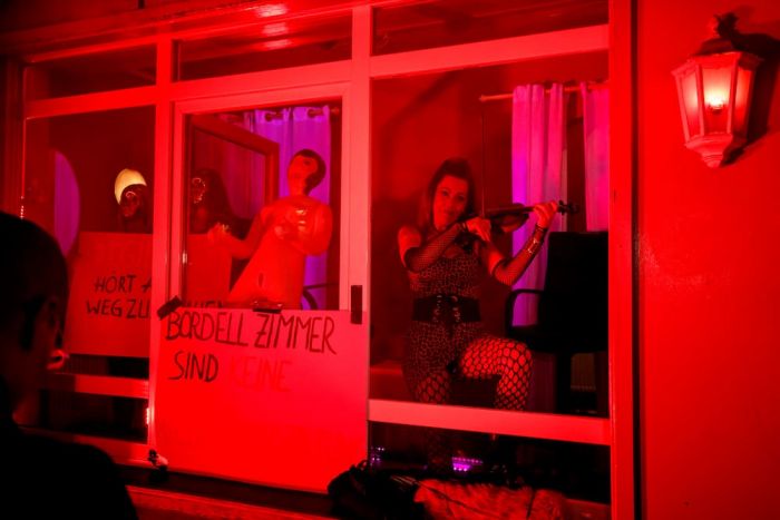 Немецкие проститутки требуют открытия борделей С миру по нитке