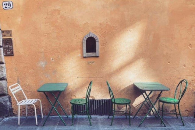 В Тоскане возродили чумную традицию. Теперь бары и рестораны продают напитки через средневековые «винные окна» С миру по нитке