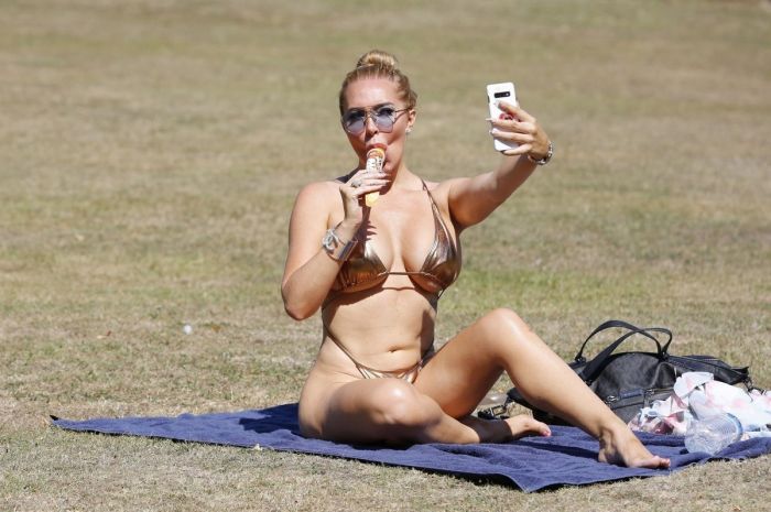 41-летняя английская телеведущая, модель и телезвезда Эйслейн Хорган-Уоллас  в мини-бикини Много девушек (+18)