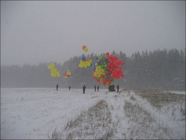 Сколько нужно воздушных шариков, чтобы поднять человека С миру по нитке