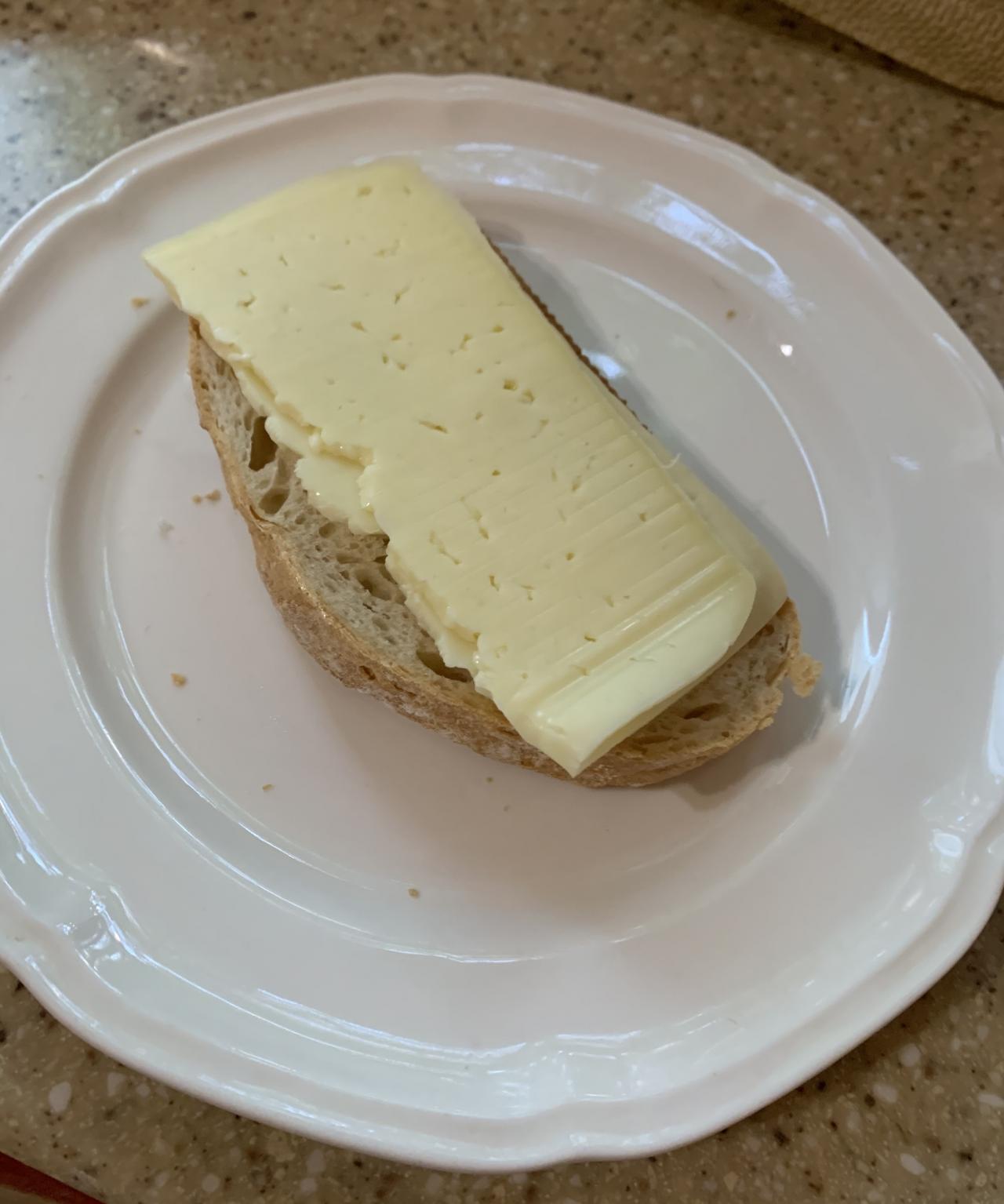 Ночью ем хлеб. Бутерброд со сливочным маслом. Тестировать хлеб. Тест на Хлебушек. Бутерброд со сливочным маслом прикол.