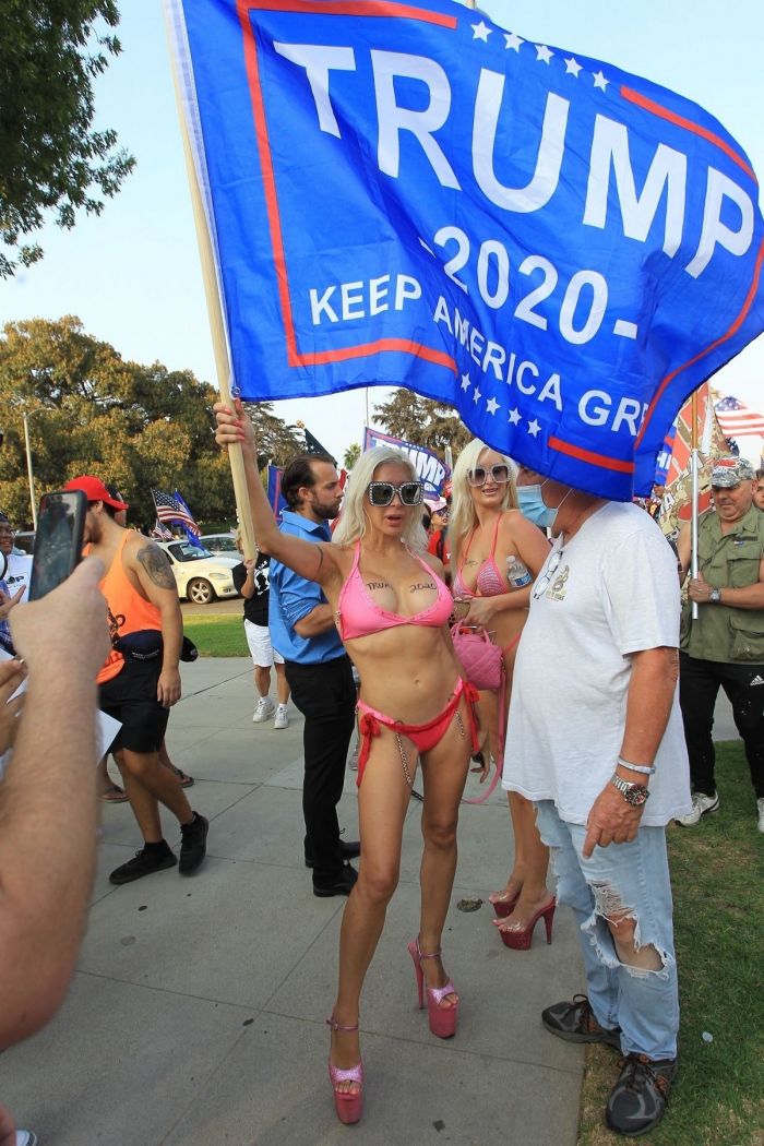 45-летняя французская телеведущая "Френчи" Морган  и порноактриса Тиффани Мэдисон  на митинге в поддержку Трампа Много девушек (+18)