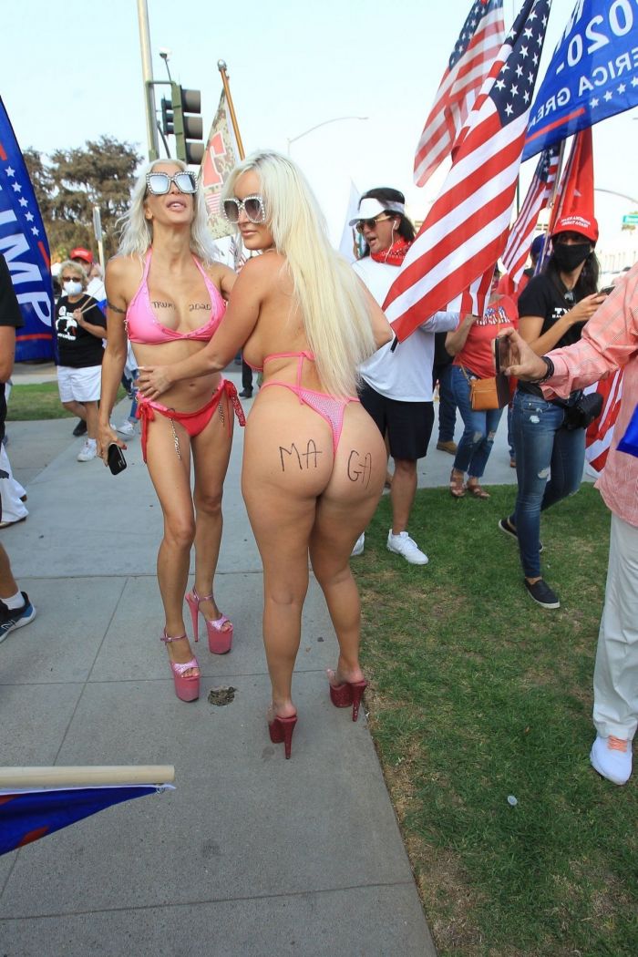 45-летняя французская телеведущая "Френчи" Морган  и порноактриса Тиффани Мэдисон  на митинге в поддержку Трампа Много девушек (+18)