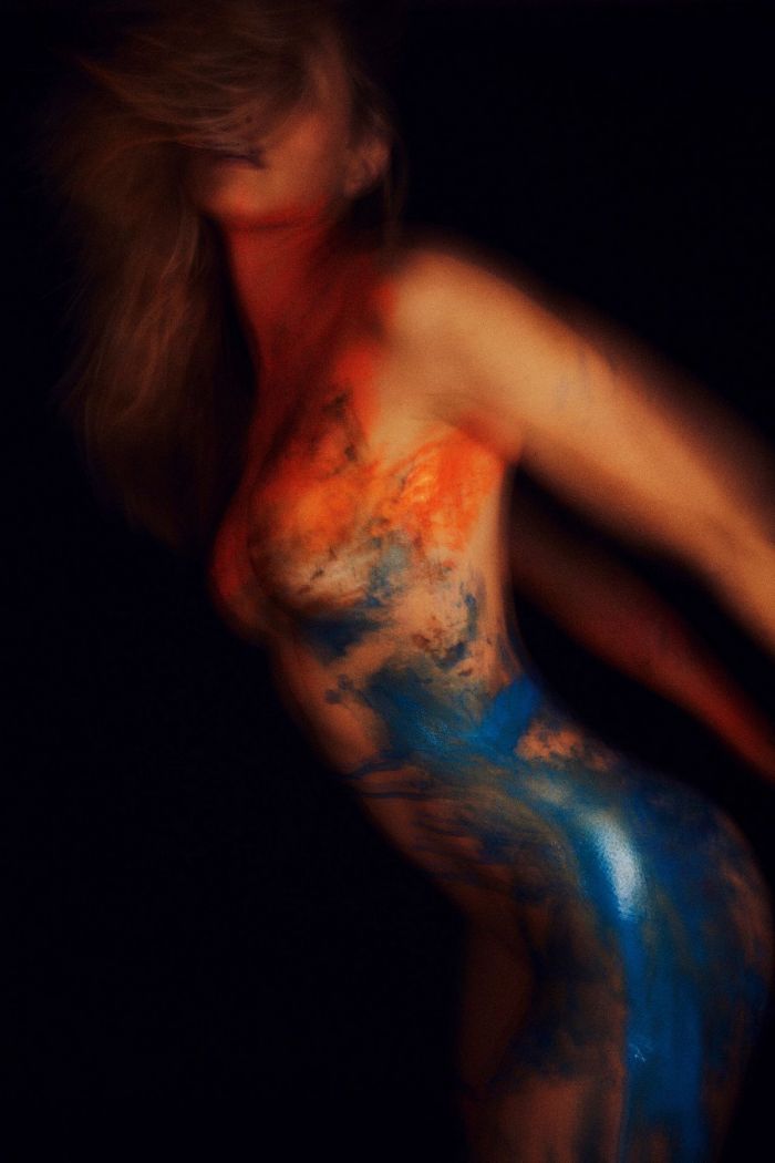 30-летняя австралийская фотомодель Натали Розер  обнаженная в краске Много девушек (+18)