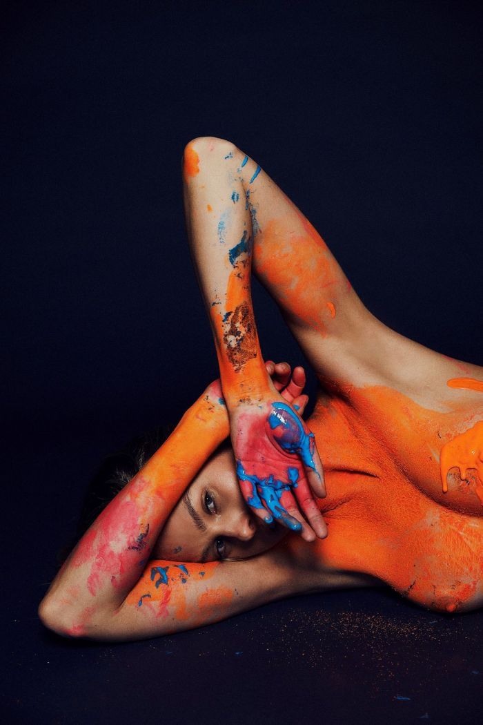 30-летняя австралийская фотомодель Натали Розер  обнаженная в краске Много девушек (+18)