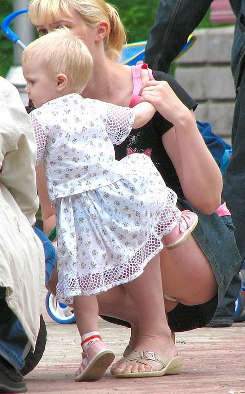 Мамы без на улице. Под юбкой у молодых мамочек. Наклонилась с коляской.