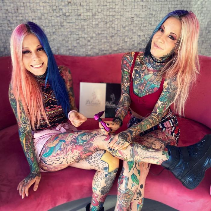 Татуированные близняшки из Германии С миру по нитке