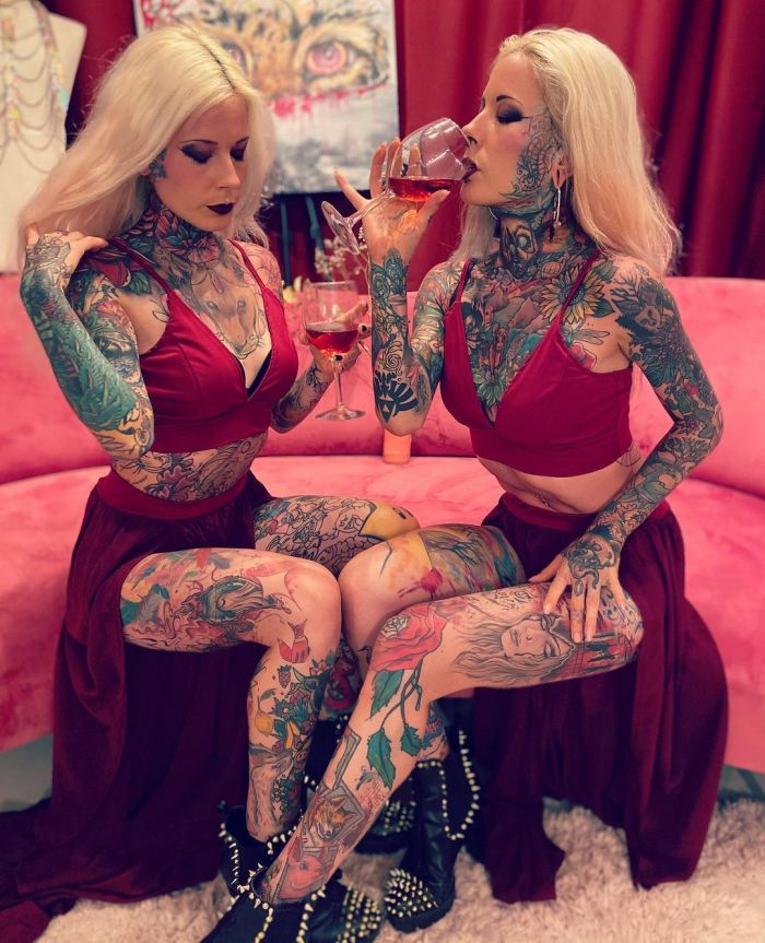 Татуированные близняшки из Германии С миру по нитке