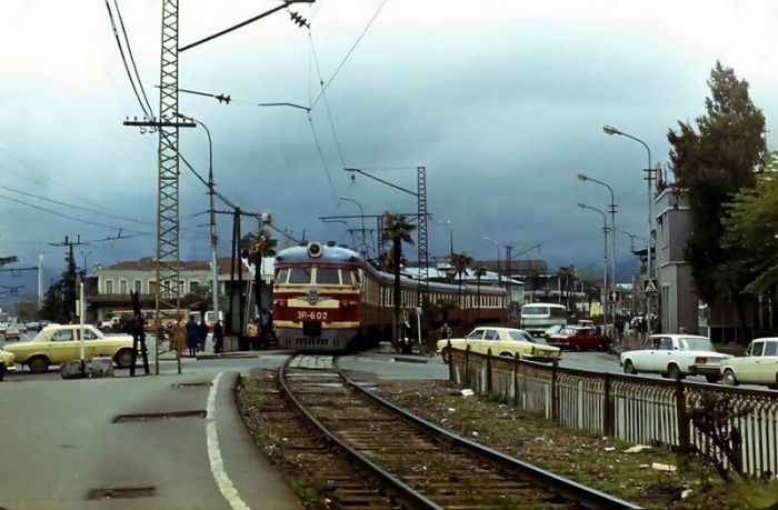 Железнодорожная линия, которая проходила прямо по центру города С миру по нитке