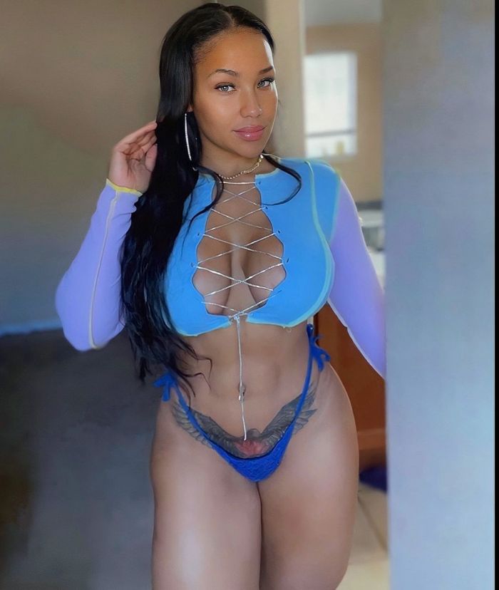 Девушку травили в школе за необычную внешность, которая теперь приносит ей £20 000 в месяц Много девушек (+18)