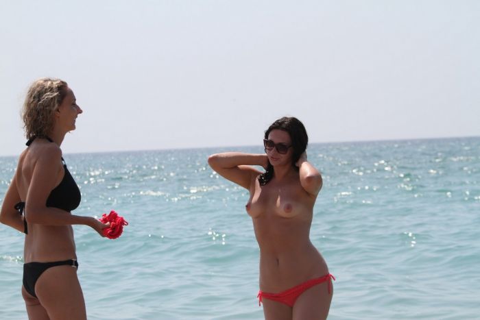 Лето, пляж, голые девушки