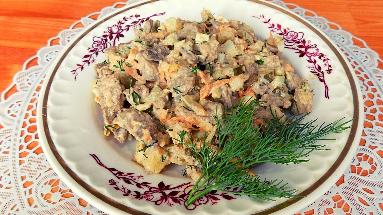 Салат с куриной печенью и солеными огурцами