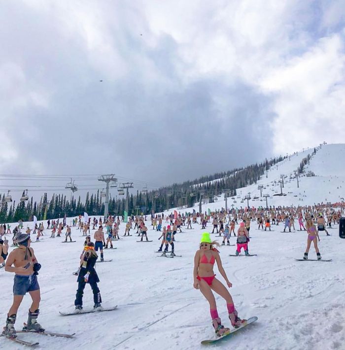 GrelkaFest 2021: более 1700 сноубордистов и лыжников в купальниках спустились с горы в Кузбасс С миру по нитке
