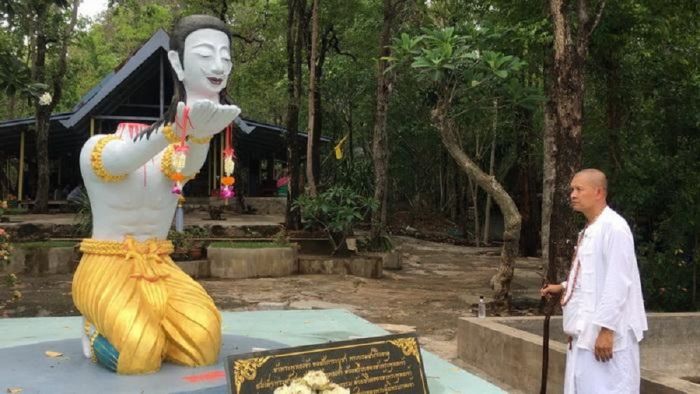 Монах из Таиланда отрубил себе голову, чтобы стать Буддой С миру по нитке