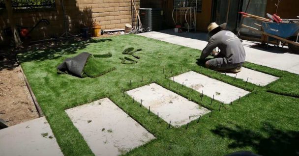 Как сделать простую и практичную садовую дорожку на искусственном газоне Как это сделано