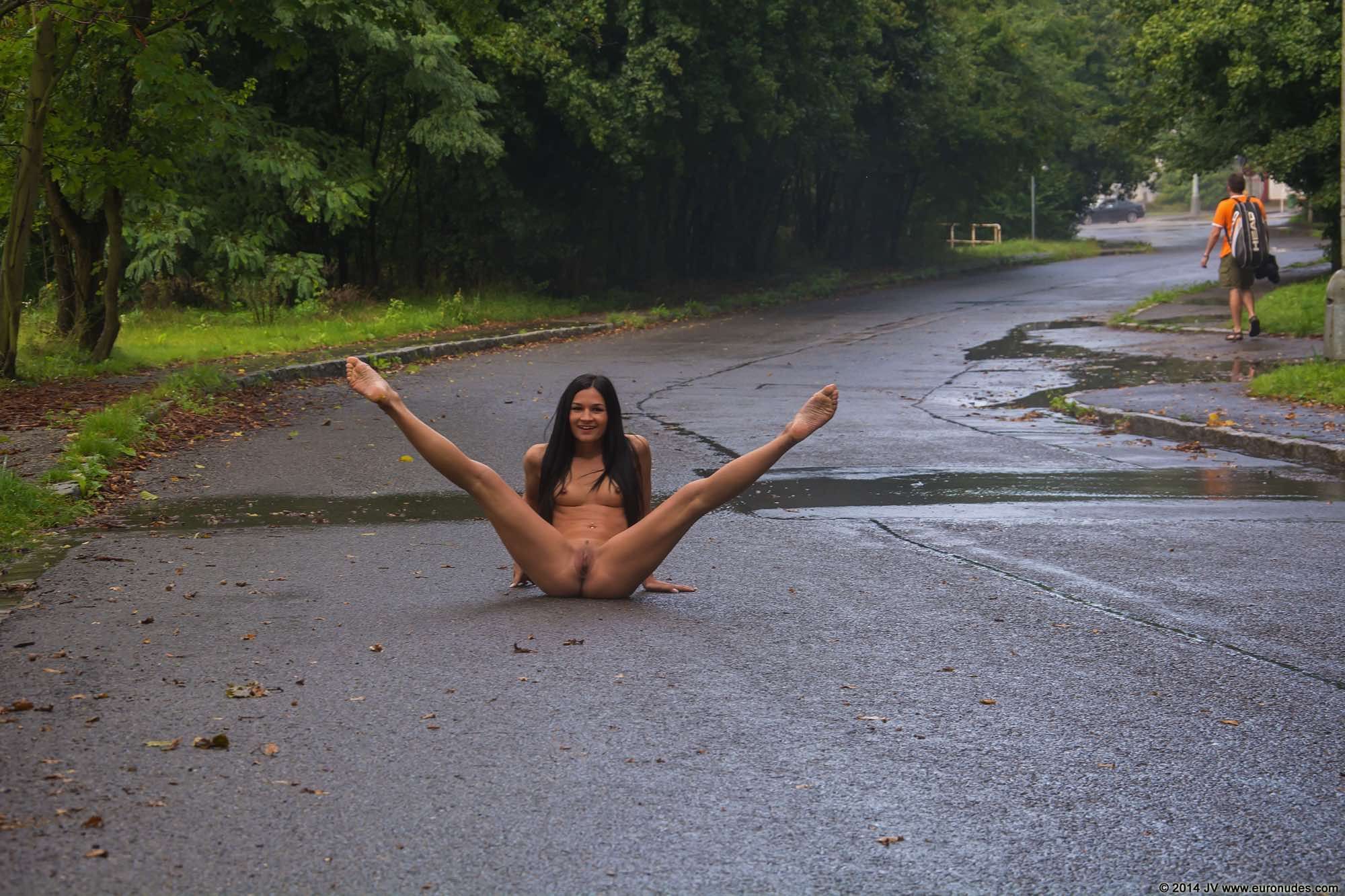 Девушки палятся в общественных местах Девушки палятся в общественных местах Много девушек (+18)