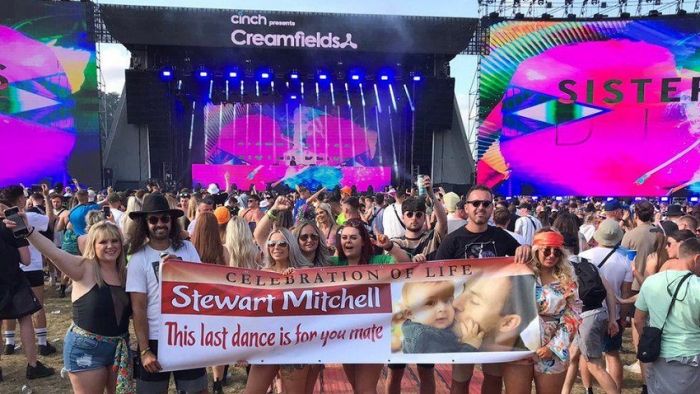 На фестивале электронной музыки Creamfields выстрелили из пушки прахом одного из фанатов С миру по нитке