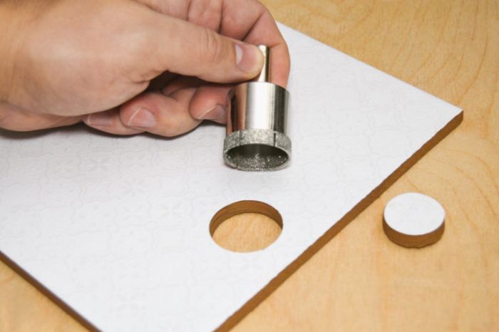 Как просверлить аккуратное отверстие в стекле или керамической плитке Как это сделано