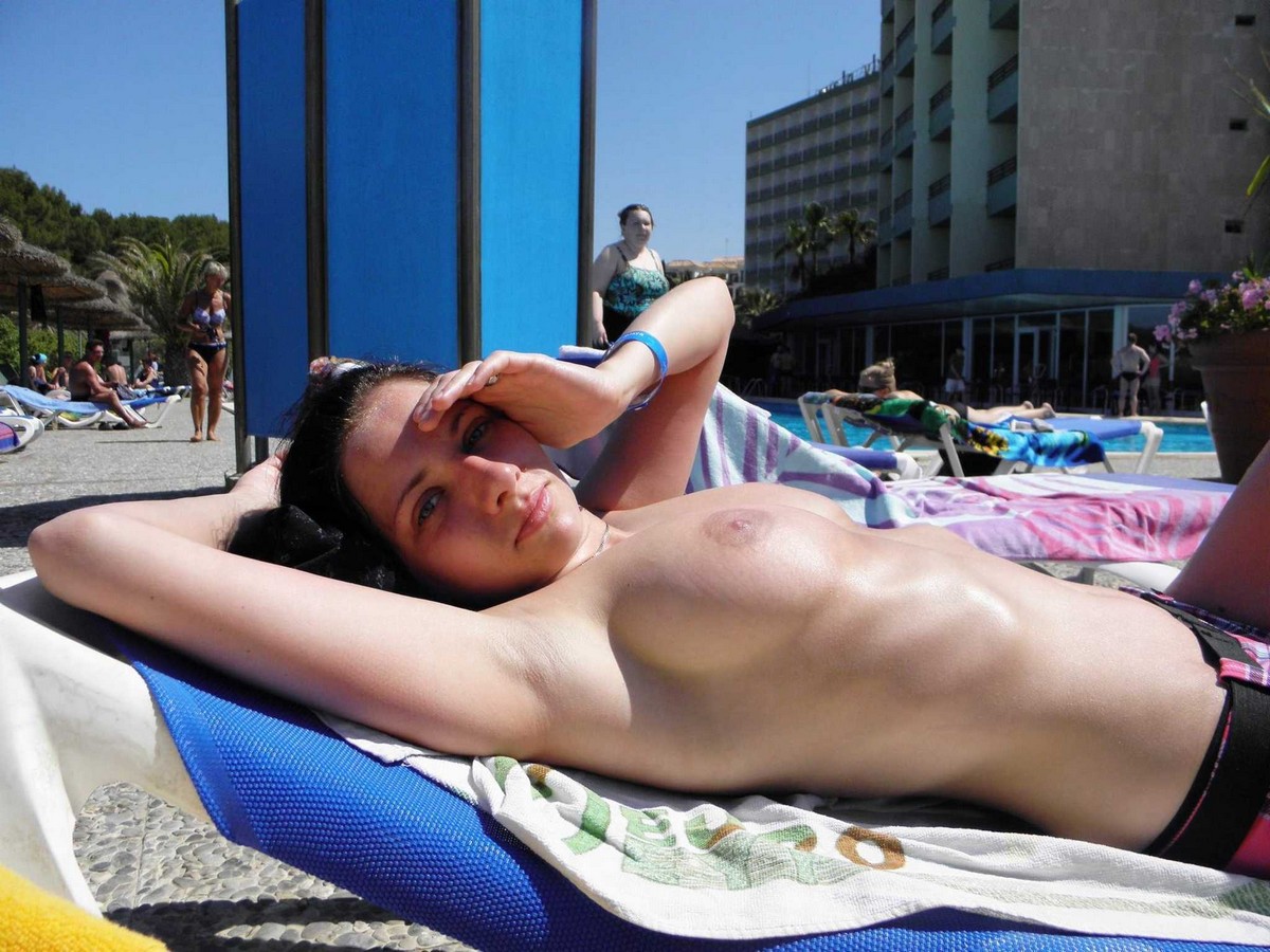Встречайте пляжный нудизм, а так же голые девушки и женщины отдыхают на при...