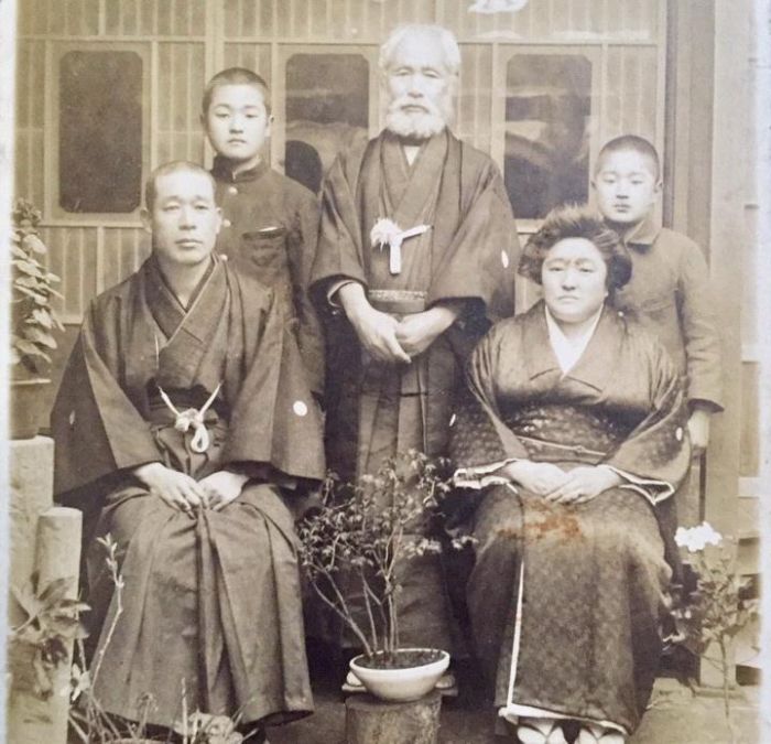 Проклятие японских семейных фотографий С миру по нитке