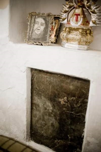 «Лица Белмеса» — в доме испанской семьи появляются странные портреты на полу С миру по нитке