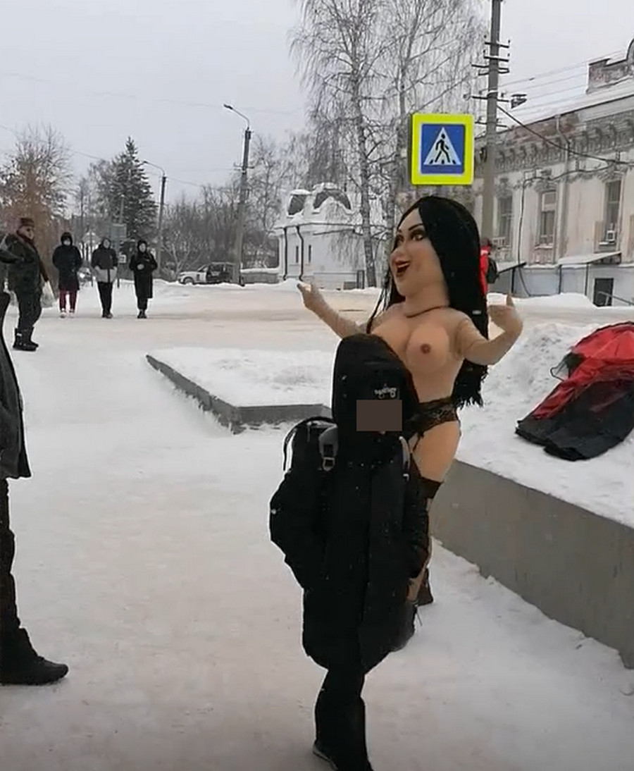 Танцующий на улице аниматор в костюме голой женщины возмутил общественность
