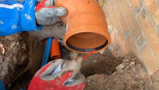 «Делаем по уму»: как правильно провести канализационные трубы на улице