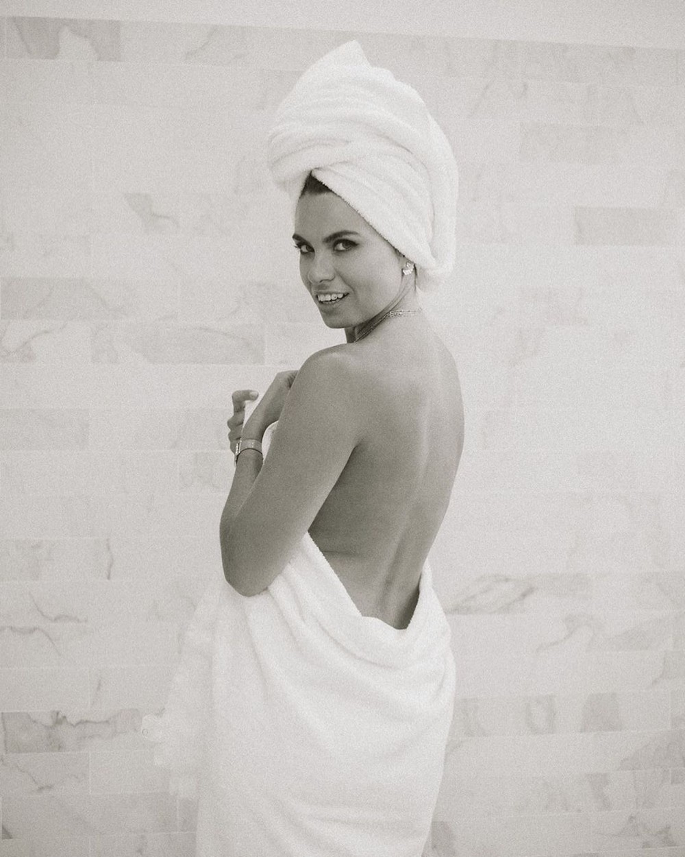 В полотенце 18. Джейми Торнтон в полотенце. Девушка в полотенце. Фотосессия в полотенце. Фотосет с полотенцем.