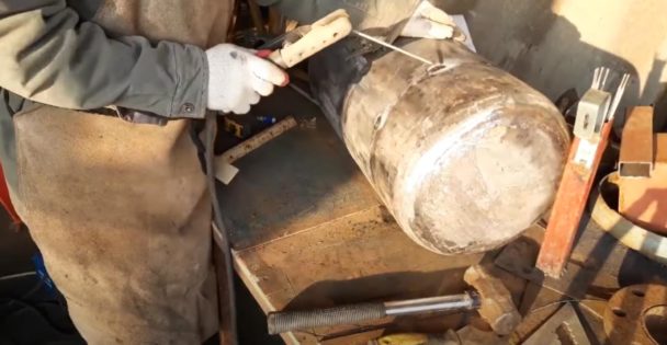 Как сделать дровяную печь-паровозик из газового баллона Как это сделано