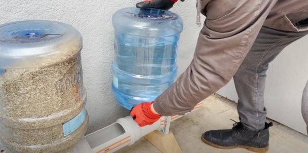 Изготовление кормушки с поилкой для домашней птицы Изготовление кормушки с поилкой для домашней птицы Как это сделано