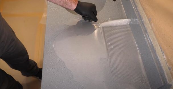 Как сделать покрытие из эпоксидной смолы на столешнице с раковиной Как это сделано