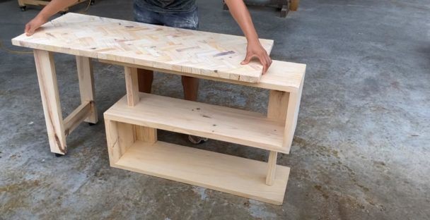 Как сделать деревянный раскладной стол с полкой для книг Как это сделано