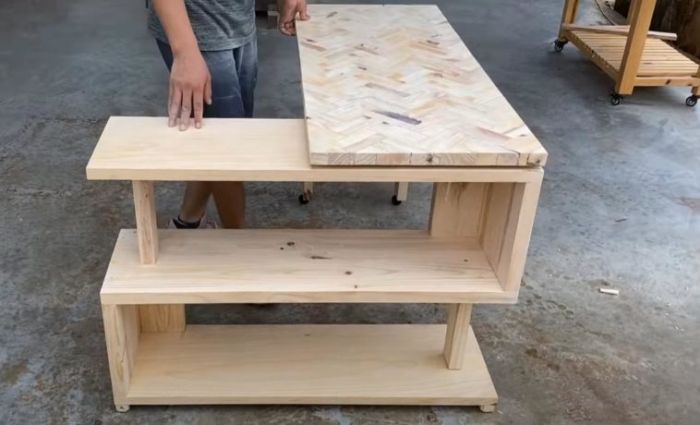 Как сделать деревянный раскладной стол с полкой для книг Как это сделано