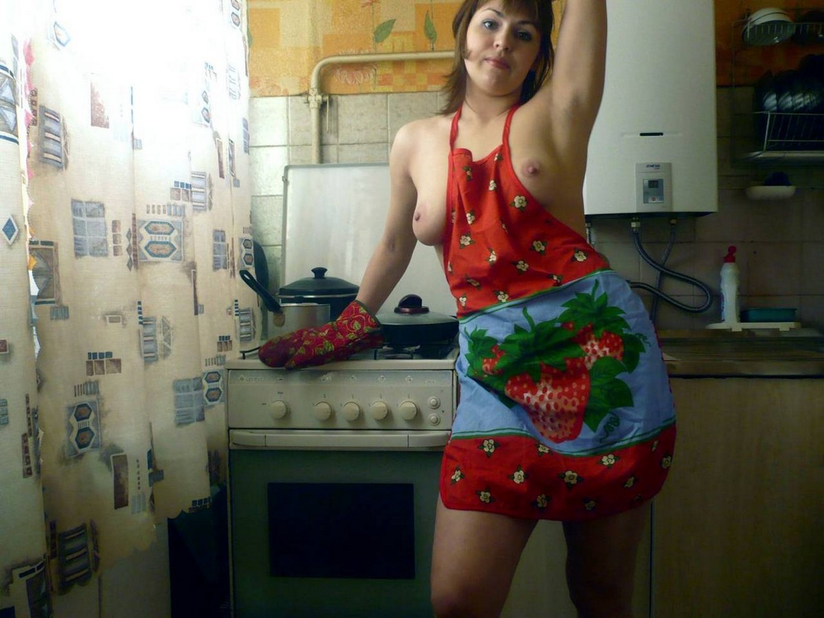 жена в кухне в фартуке порно фото 18