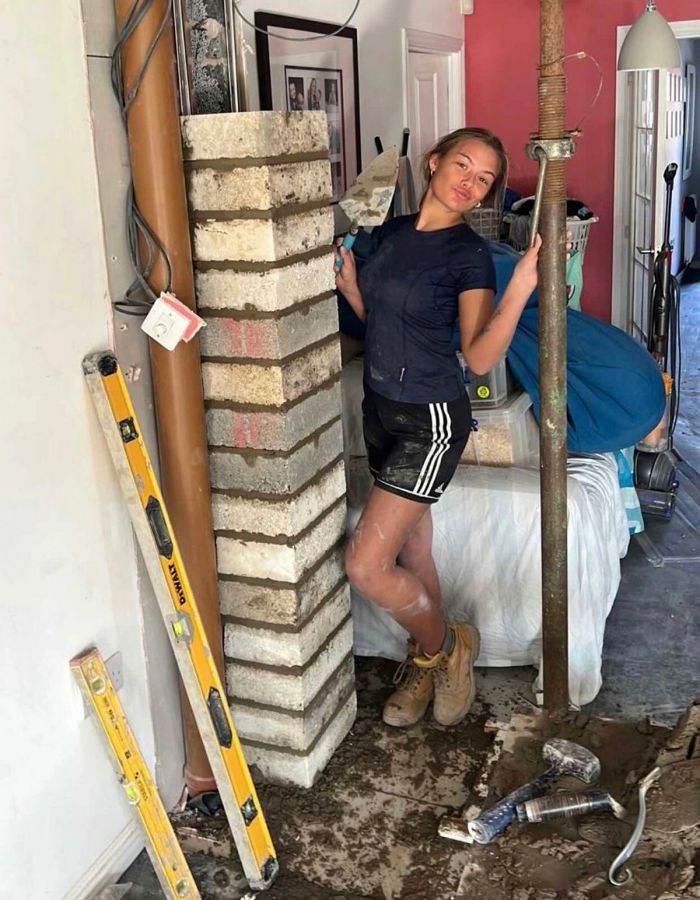 18-летняя привлекательная британка рассказала, как ей работается на стройке С миру по нитке