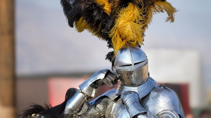 Зачем рыцари Средневековья украшали шлем яркими перьями С миру по нитке