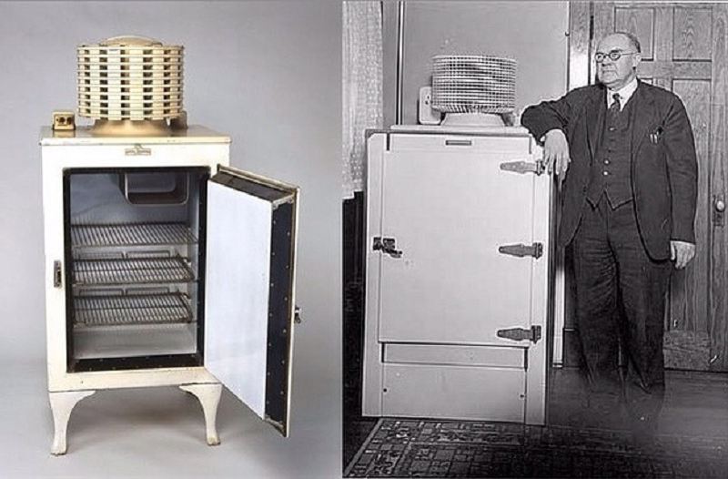 Первый бытовой групп. Кристиан Стинструп холодильник. Первый холодильник General Electric 1911. Холодильник 30х годов General Electric.