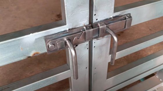 Самодельная дверная защелка из металлической полосы