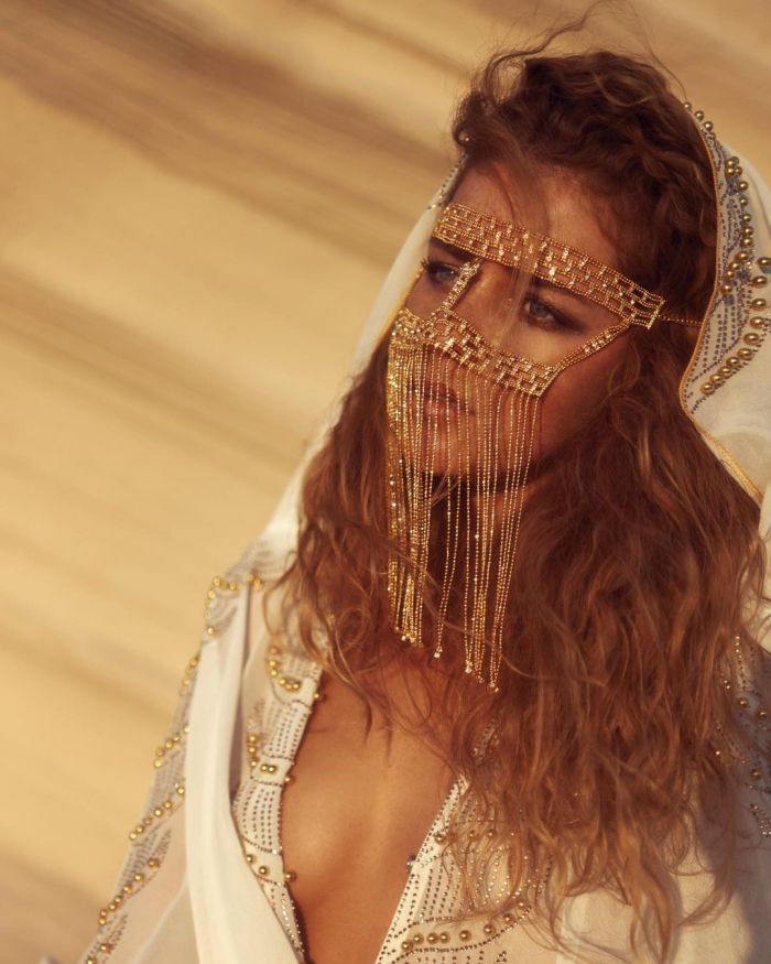 31-летняя российская модель и актриса Юлия Ярошенко на откровенных фото Много девушек (+18)