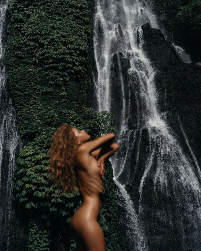 31-летняя российская модель и актриса Юлия Ярошенко на откровенных фото Много девушек (+18)